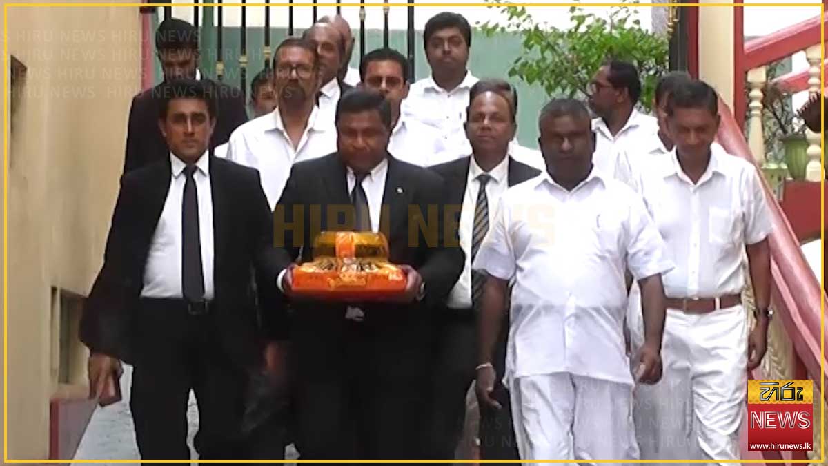 දිනන දකුණ සාමූහිකය මල්වතු මහ නාහිමියන් බැහැ දකී