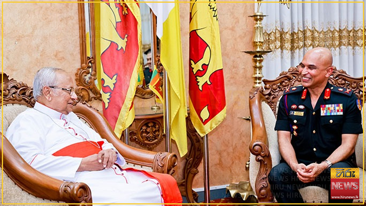 යුද හමුදාපති කොළඹ අගරදගුරු හිමිපාණන්ගෙන් ආශිර්වාද ලබයි