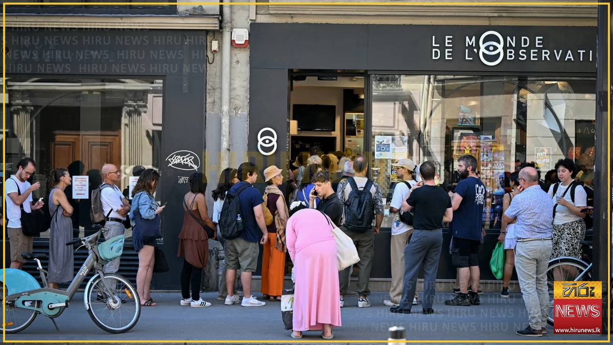 Parisians scramble for a last-minute glimpse of the eclipse