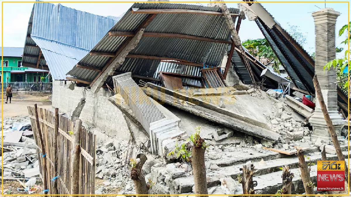 Thousands evacuate after Indonesia quake kills 51, cuts roads