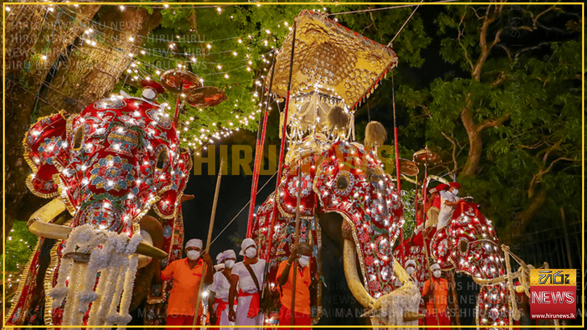 මහනුවර පළමු රන්දෝලි පෙරහර විථි සංචාරය කෙරේ