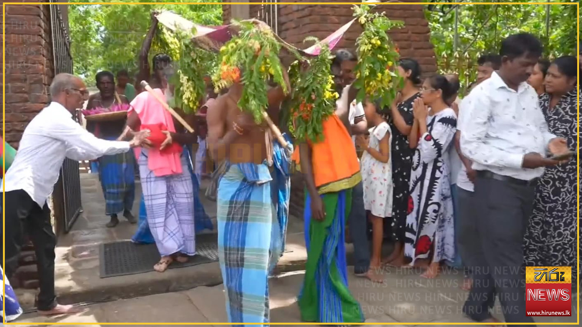 මුහුදු ආදිවාසීන්ගේ මීපැණි පූජාව සේරුවිල  සෑ රදුන් අබියසදී