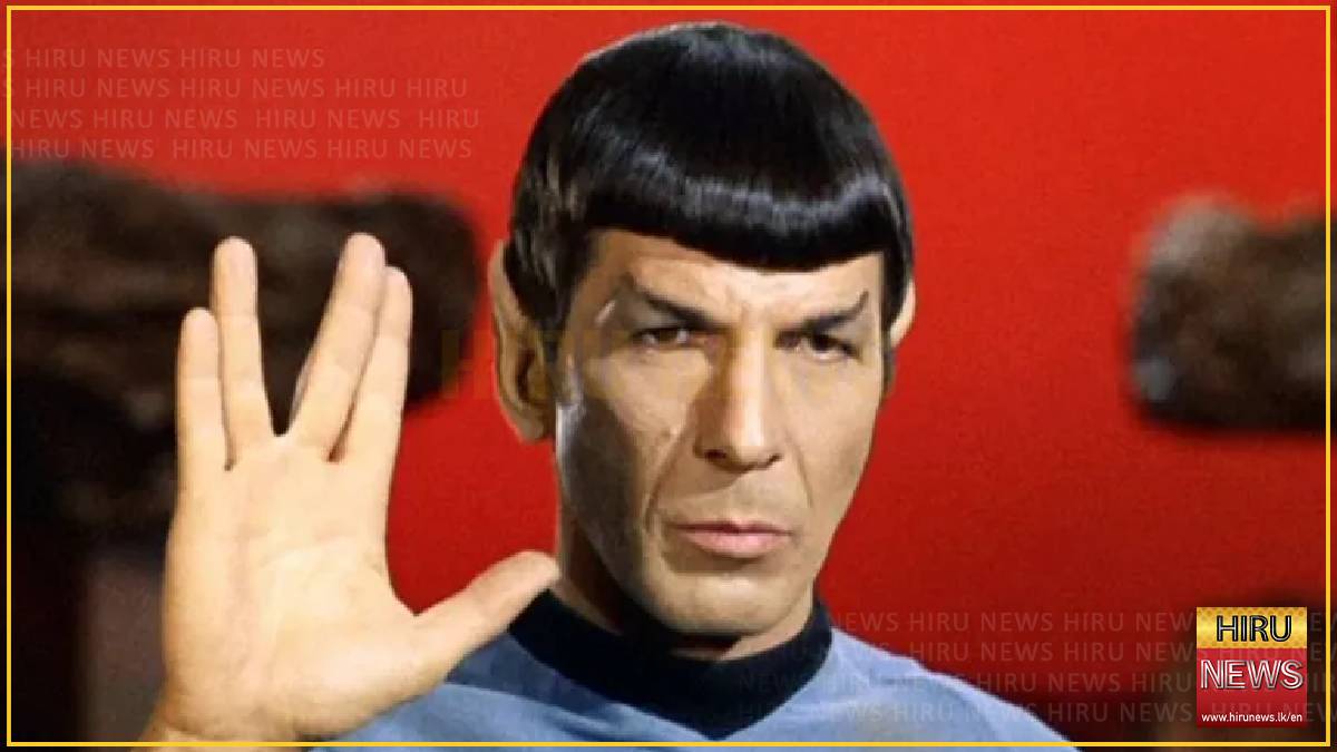 Fans aim for Vulcan salute record on Star Trek Day