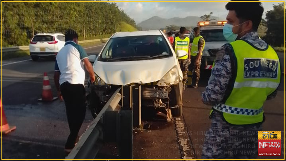 දක්ෂිණ අධිවේගී මාර්ගයේ දොඩංගොඩදී සුඛෝපභෝගී මෝටර් රථයක් අනතුරක