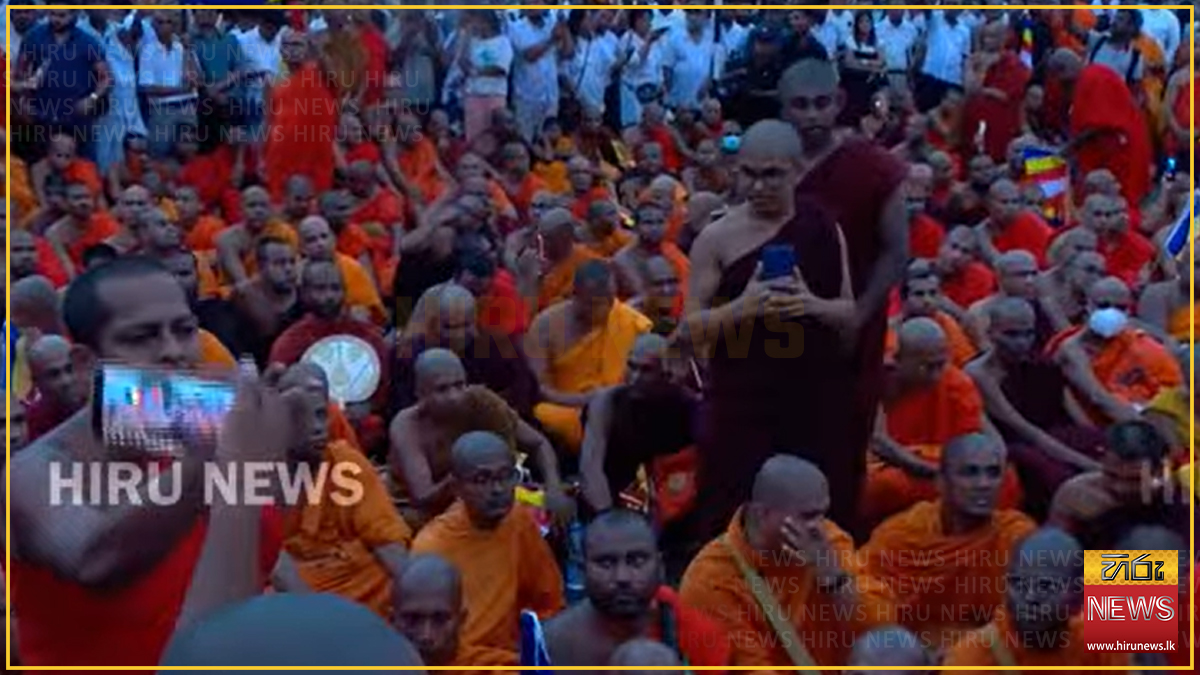 Monks on Nidahase Pada Yathra hold Maithri Bhavana outside Presidential Secretariat