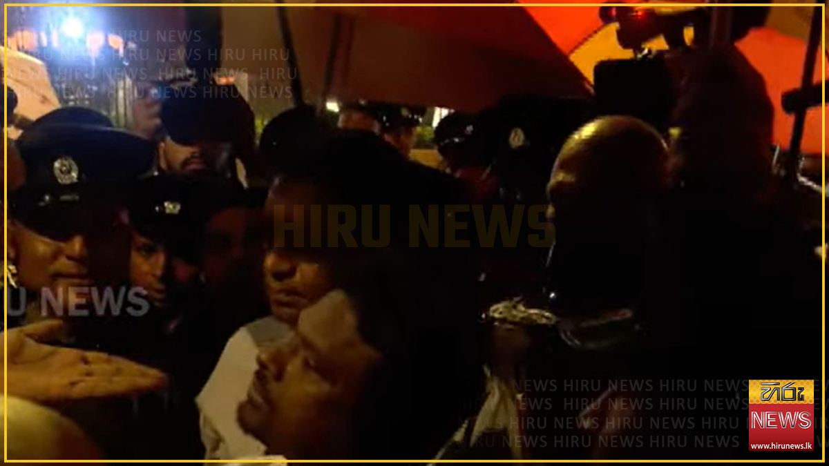 Presidential Secretariat officials ask monks on Nidahase Pada Yathra for a month