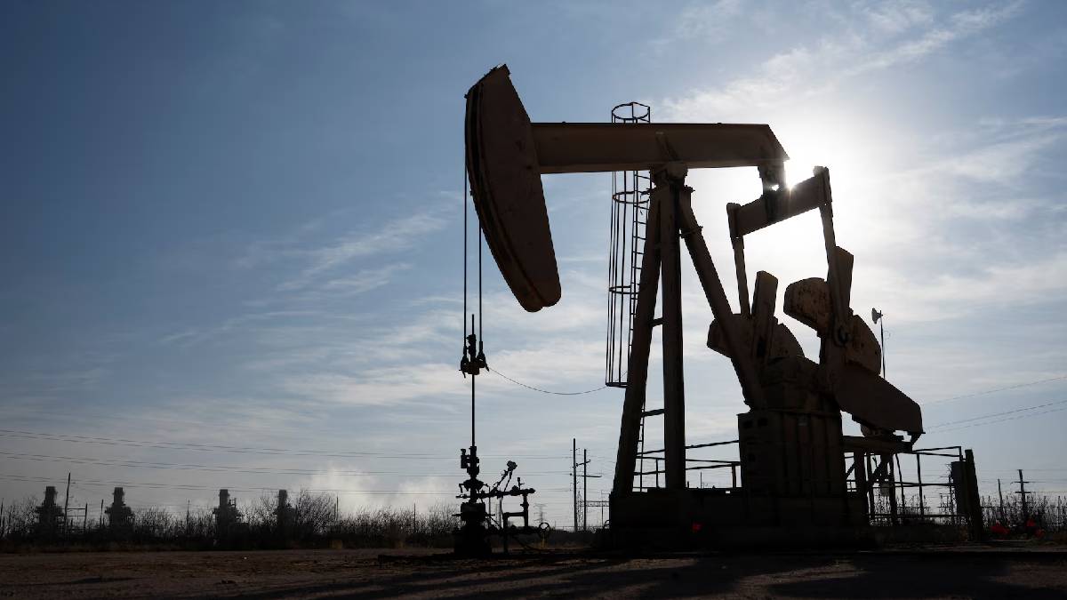 Oil prices edge lower as investors weigh Middle East tensions