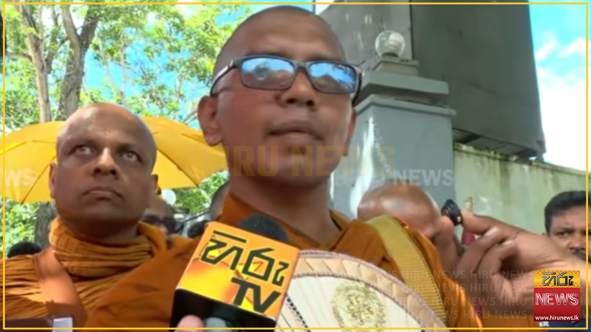 ජනාධිපති ලේකම් කාර්යාලය ඉදිරිපිට අට්ටාල ඉවත් කරගත් මහා සංඝරත්නය බුද්ධශාසන අමාත්‍යාංශය අසලට