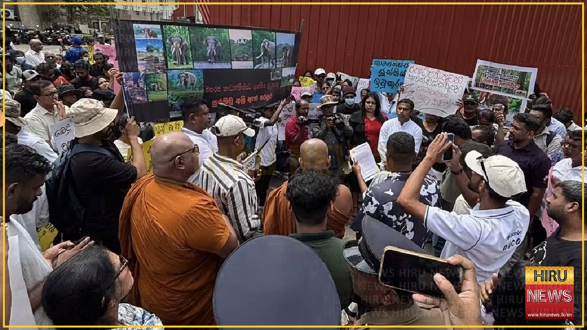 Tense situation in front of Environment Ministry over Kavantissa: Protesters demand Minister's resignation while hooting at officials