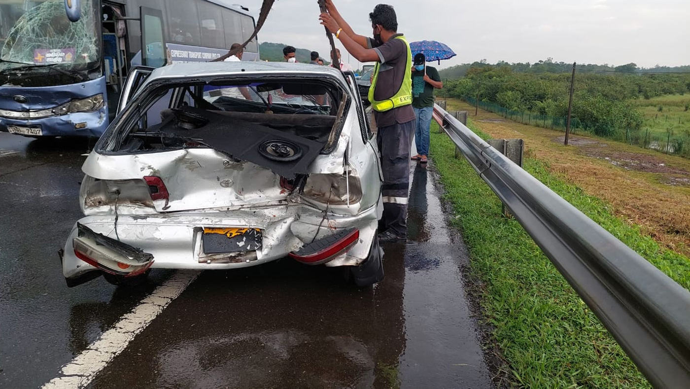 Accident on Southern Expressway disrupts vehicular movement (Photos) Hiru News Srilanka